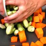 Pollo al forno con zucca, mele e cavolini