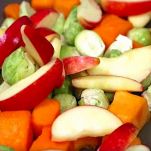 Pollo al forno con zucca, mele e cavolini