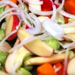 Pollo al forno con zucca, mele e cavolini