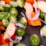 Pollo al forno con zucca, mele e cavolini