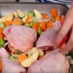 Pollo al forno con zucca, mele e cavolini