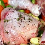 Pollo al forno con zucca, mele e cavolini