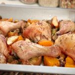 Pollo al forno con zucca, mele e cavolini