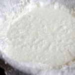 Ricotta fatta in casa con basilico e limone