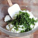 Ricotta fatta in casa con basilico e limone