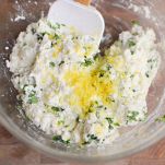 Ricotta fatta in casa con basilico e limone