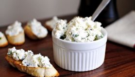 Ricotta fatta in casa con limone e basilico
