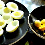 Uova indiavolate con rafano e pancetta