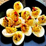 Uova indiavolate con rafano e pancetta