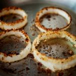 Uova negli anelli di cipolla