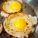 Uova negli anelli di cipolla