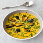 Gustosa zuppa di cozze al cocco e curry