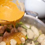 Bocconcini di pollo al cocco ed arachidi