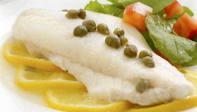 Filetti di branzino al forno con capperi e limone