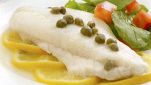 Filetti di branzino al forno con capperi e limone