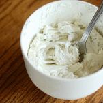 Crema di formaggio al rosmarino e timo