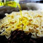 Farfalle con sugo di carne e mozzarella