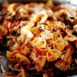 Farfalle con sugo di carne e mozzarella