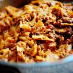 Farfalle con sugo di carne e mozzarella