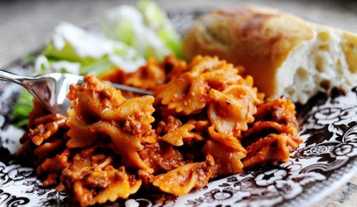 Farfalle con sugo di carne e mozzarella