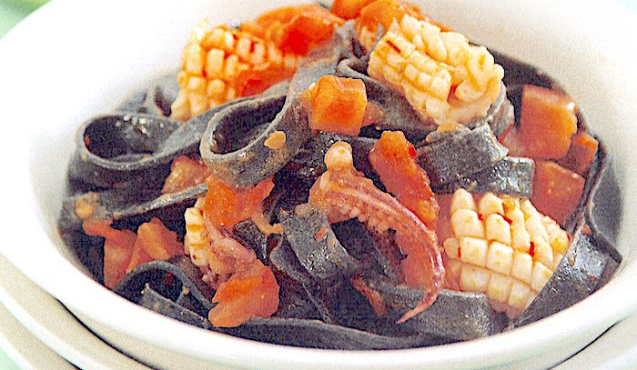 Ricetta Fettuccine al nero di seppia con calamari piccanti
