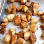 Insalata con crostini di pane