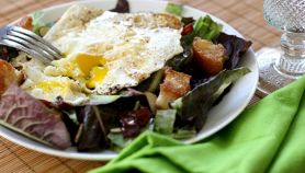 Insalata con crostini di pane