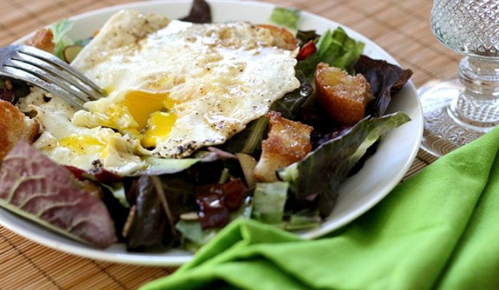 Insalata con crostini di pane