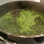 Insalata di cetrioli, piselli e arance