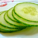 Insalata di cetrioli, piselli e arance