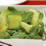 Insalata di cetrioli, piselli e arance