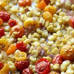 Insalata di mais tostato, pomodori e yogurt