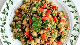 Insalata proteica di quinoa con ceci e olive