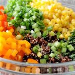 Insalata di quinoa rossa e fagioli neri