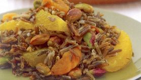 Insalata di riso selvaggio e frutta