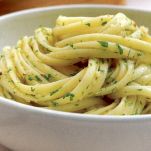 Linguine con aglio e acciughe