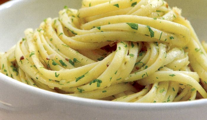 Linguine con aglio e acciughe