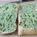 Pane all’aglio, burro e basilico