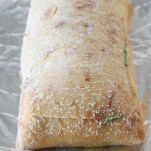 Pane all’aglio, burro e basilico