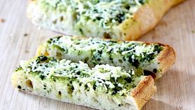 Pane all'aglio: ricetta con burro e basilico
