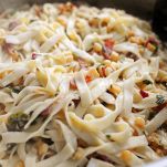 Pasta alla carbonara con mais e peperoncino