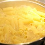 Pennoni con tacchino e piselli