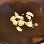 Rigatoni con piselli e pancetta croccante