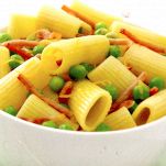 Rigatoni con piselli e pancetta croccante