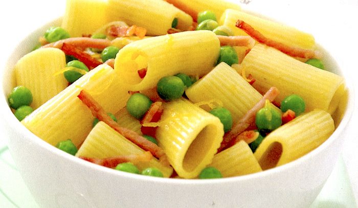 Rigatoni con pancetta croccante e piselli