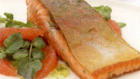 Ricetta salmone scottato in padella con pompelmo e crescione