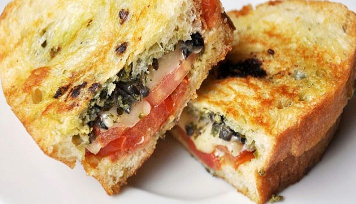 Sandwich al pesto, olive e formaggio
