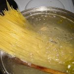 Spaghetti con acciughe e olive nere