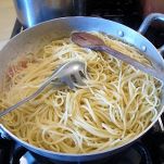 Spaghetti con acciughe e olive nere