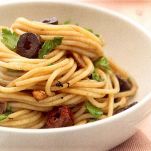 Spaghetti con acciughe e olive nere